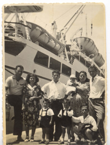  Famiglia Costa al porto di Palermo, 1957 (@Archivio Millestorie)
