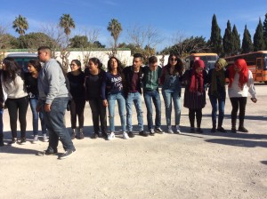 Museo del Bardo, Tunisi, 27 febbraio 2017 Studenti nell’area antistante il museo, accolgono i turisti con danze e canti.