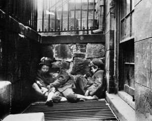 -Jacob-Riis-Bambini-che-dormono-per-le-strade-di-New-York-1890-ca