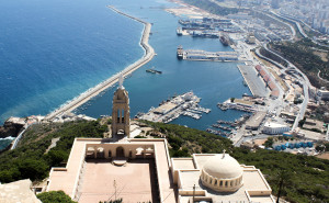 Chiesa di Santa Cruz presso Oran. Sullo sfondo il porto della città algerina