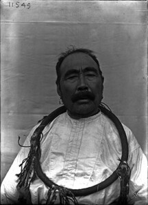 Fort Rupert, 1894. “Kwakwaka’wakw man”. Foto di Franz Boas. Numero immagine 11549 American Museum of Natural History Library