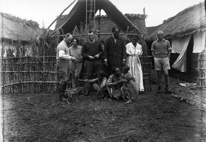 Mission Dakar-Djibouti. Trajet en Abyssinie 1932 - 1933. Région de Gondar. “Entrée de la villa Médicis, Griaule, Lifshitz, Roux, Abba Jérôme, esclave (Dasta), Leiris, enfant, etc... [Portrait de groupe, en extérieur dans un village]”. Paris, Musée du quai Branly - Jacques Chirac, PP0041995. 