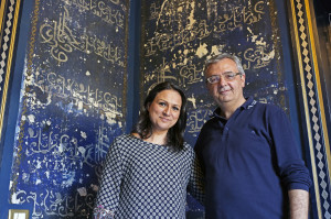 Valeria Giarrusso e Giuseppe Cadili nella stanza blu della loro casa (foto Giaramidaro)