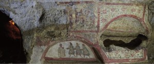 Decorazione dell'arcosolio col tema del'adorazione dei Magi (Fonte Archeofficina.com)