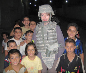 La ricercatrice Katherine Blue Carroll tra i bambini iracheni.