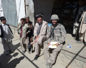 Il ricercatore Brian Brereton tra civili afghani.
