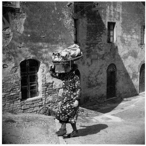 Pia Cini con il graticcio dei panni, 1936, dal catalogo della mostra del 1990  Alfred Bollinger fotografo a San Gimignano