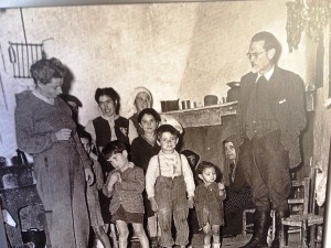 Joyce ed Emilio e in seconda fila sia Nenetta che Giovanna, il bambino ‘cittadino’ è  Giovanni figlio dei Lussu, Armungia 1950 ca.