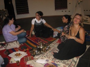  Donne di Annassim native e migranti su tappeti marocchini (foto Dony Fatima)