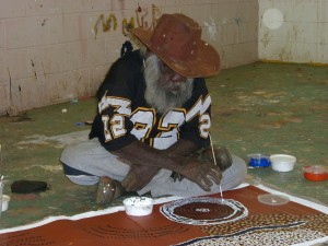 l'artista-bill-whisky-tjapaltjarri-al-lavoro-in-australia-centrale