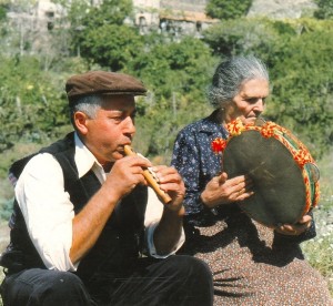 -nino-sergio-flauto-e-nunziata-crocetta-tamburo-a-cornice-fiumedinisi-1989