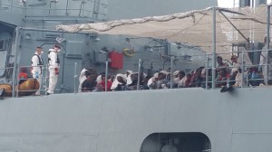 migranti-in-attesa-di-poter-scendere-dalla-nave-della-marina-militare-italiana-al-porto-di-augusta-mmi