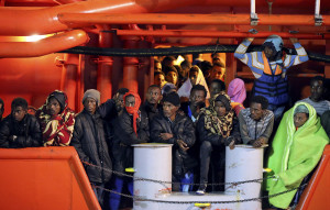 Migranti in attesa nel porto di Pozzallo (ph. A. Parrinello, Reuters-Contrasto).