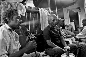 Fumate di shisha nella lunga attesa a Kampala (ph. Jourdan)