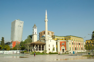 Uno-scorcio-della-Piazza-Scanderbeg-a-Tirana