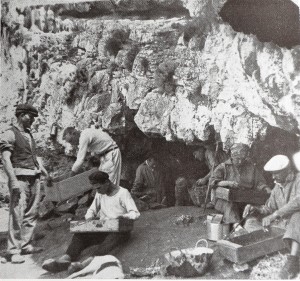 operai-scavano-nella-grotta-dei-porci-a-levanzo-nelle-egadi