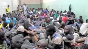 4-migranti-in-un-centro-di-detenzione-in-libia