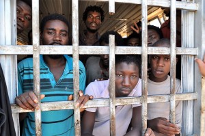 copertina-migranti-in-un-centro-di-detenzione-in-libia
