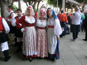 8-donne-in-costume-catalano-in-sardegna