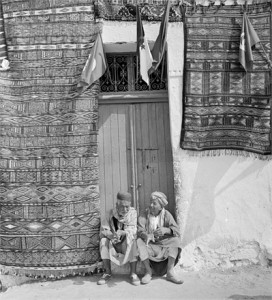 uomini-davanti-casa-in-tunisia-1961