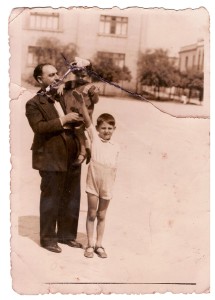 Insieme al padre Rocco e alla sorella Lina, 1938 ca.