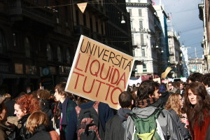 1024px-universita_liquida_tutto_-_no_gelmini_protests_30_oct-_2008_milan_italy