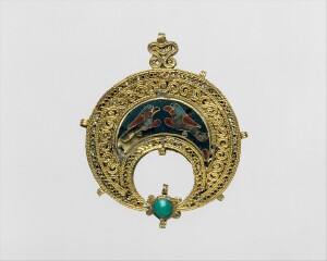 Fig.3 Crescent-shaped pendant with confronted birds, Egypt, 11th century, 30.95.37 (Metropolitan Museum NY)