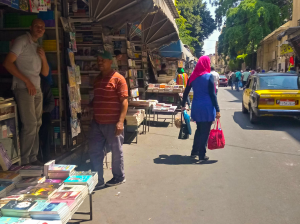 Alessandria, strada Nabi Daniel con vendita di libri  (ph. Veronica Merlo)