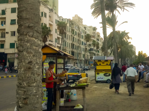 Alessandria, carretto con pannocchie di mais lungo la Corniche (ph. Veronica Merlo)