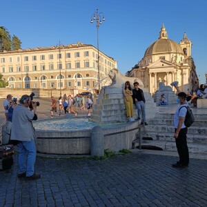 Un piccolo set per una foto ricordo a Piazza del Popolo. Foto di Fulvio Cozza