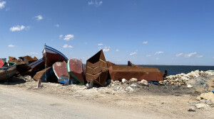 : barche in metallo e in legno fuori uso accatastate al porto di Ellouza (ph. Luca Ramello)