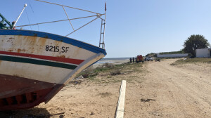 La protezione civile recupera al porto di Beliana, a nord di Sfax, due corpi sulla spiaggia (ph. Luca Ramello) 