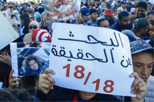 Un cartello mostrato durante le forti proteste di Zarzis contro le sepolture senza consenso da parte delle autorità richiede la verità su tutti e 18 i naufraghi del 21 settembre 2022. (credit: FTDES) 