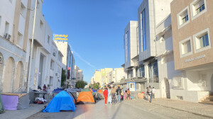 Il sit-in di rifugiati, richiedenti asilo e sans-papier di fronte alla sede centrale di UNHCR Tunisi in Rue du Lac Biwa ph. Luca Ramello) 