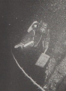 Carletti con la pesante targa posta in ricordo della missione nel 1968 (da “Andrea Doria -74”)