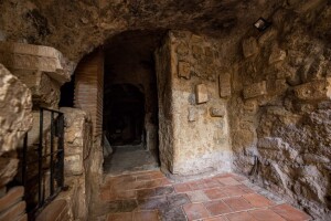 Catacombe di Sant’Antioco con alle pareti lastre a bassorilievo murate