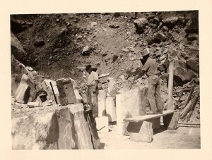 FOTO 3 Scalpellini e cavatori al lavoro - Archivio Ecomuseo del Marmo di Frabosa Soprana