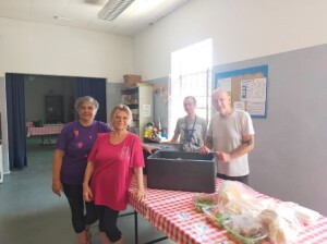 I volontari in cucina per i preparativi per la mensa (ph. Reciprocamensa)