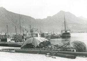 ) Il porto di San Vito negli anni ‘70: all’estrema sinistra la barca dell’Autore