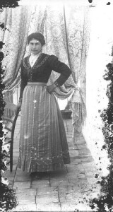Militello Rosmarino, Figura femminile 1920 (ph. Andrea Algerì)