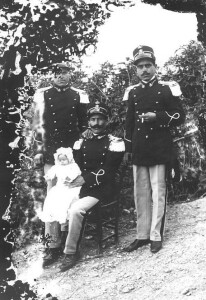 Militello Rosmarino, Militari con neonato, anni '10 (ph. Andrea Algerì)