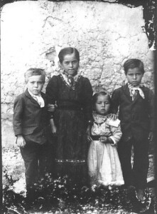 Militello Rosmarino, Bambini 1920 (ph. Andrea Algerì)