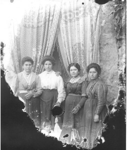 Militello Rosmarino, Gruppo femminile, anni '20 (ph. Andrea Algerì)