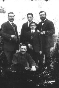 Militello Rosmarino, Gruppo maschile, anni '20 (ph. Andrea Algerì)