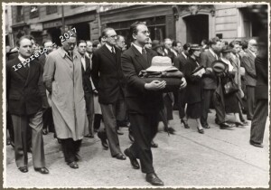 Funerali dei fratelli Rosselli a Parigi, Lusso a sx con l'impermiabile chiaro