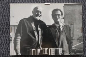 Giuseppe Caronia e il padre Luigi davanti al plastico dell'edificio della Prefettura