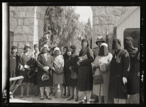 Una delegazione di donne palestinesi protesta davanti alla Government House – quartier generale britannico in Palestina – contro le politiche adottate da Londra in Palestina. Gerusalemme, gennaio 1921. Fonte: American Colony Archive Collections, Gerusalemme.
