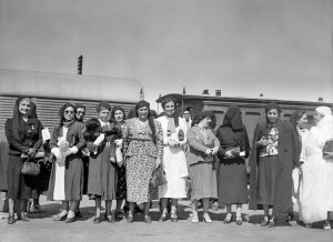 ) Una delegazione di attiviste palestinesi alla stazione ferroviaria di Lydda (Palestina) in procinto di partire per il Cairo, 12 ottobre 1938. Fonte: American Colony Archive Collections, Gerusalemme (l'autore ringrazia Rachel A. Lev per la segnalazione dell’immagine)