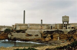 Stabilimento della tonnara di Capo Granitola in abbandono, anni 80 Foto da Serra G., Le tonnare di Capo Granitola e Sciacca, Sciacca 2021:119