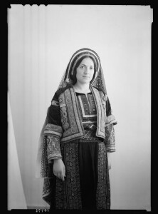 Una donna palestinese fotografata a Ramallah negli anni Venti del Novecento. Fonte: American Colony Photo Dept. photographers. G. Eric and Edith Matson Photograph Collection.